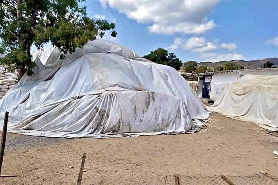 Sacos con maíz están amontonados en una bodega de la comunidad El Limón, Tecoanapa, en la Costa Chica de Guerrero.