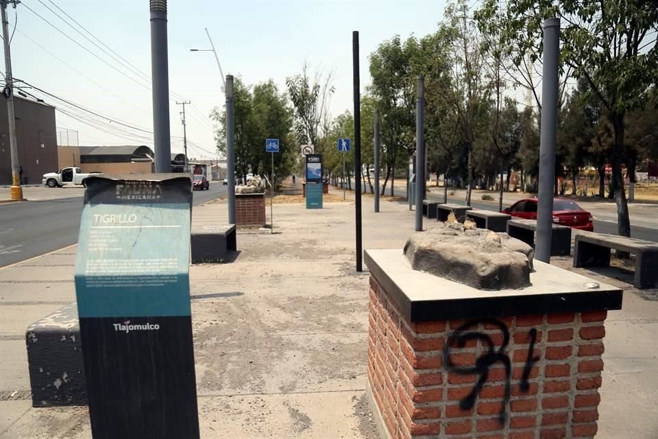 En este lugar se encontraba el tigrillo. Sólo quedó la base con graffiti y el tótem informativo.