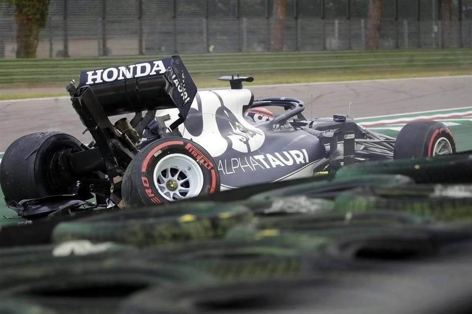 El joven piloto de 20 años perdió el control de su auto al entrar a una curva y se impactó contra el muro.