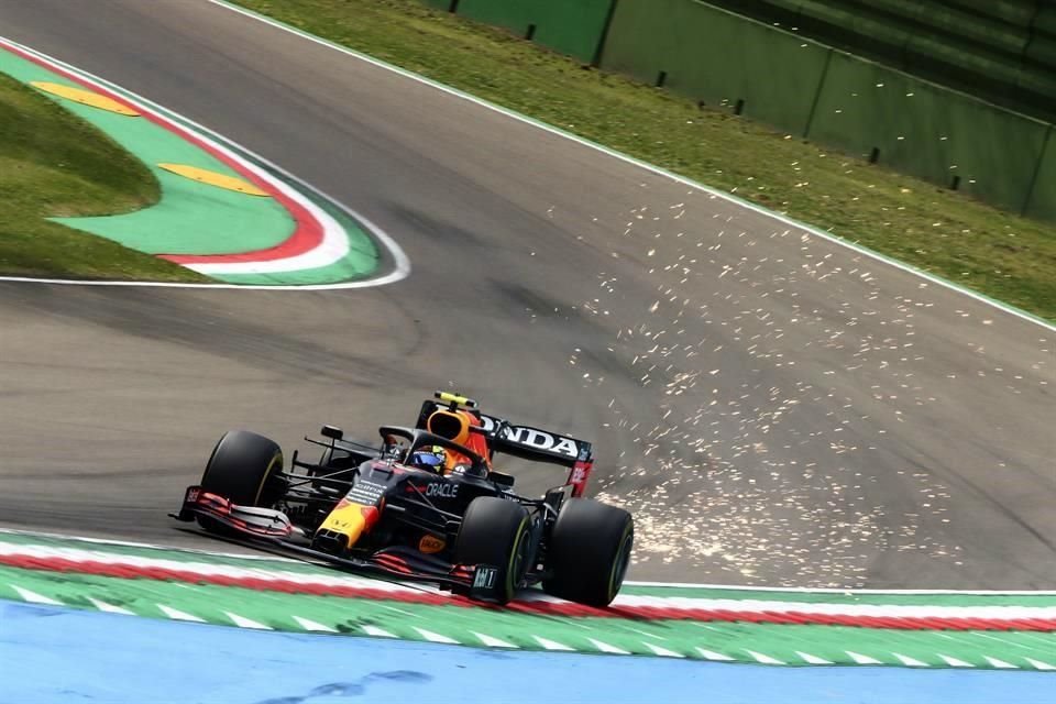 El mexicano Sergio Pérez saldrá en la primera fila en Imola junto a Lewis Hamilton, ganador de la pole.
