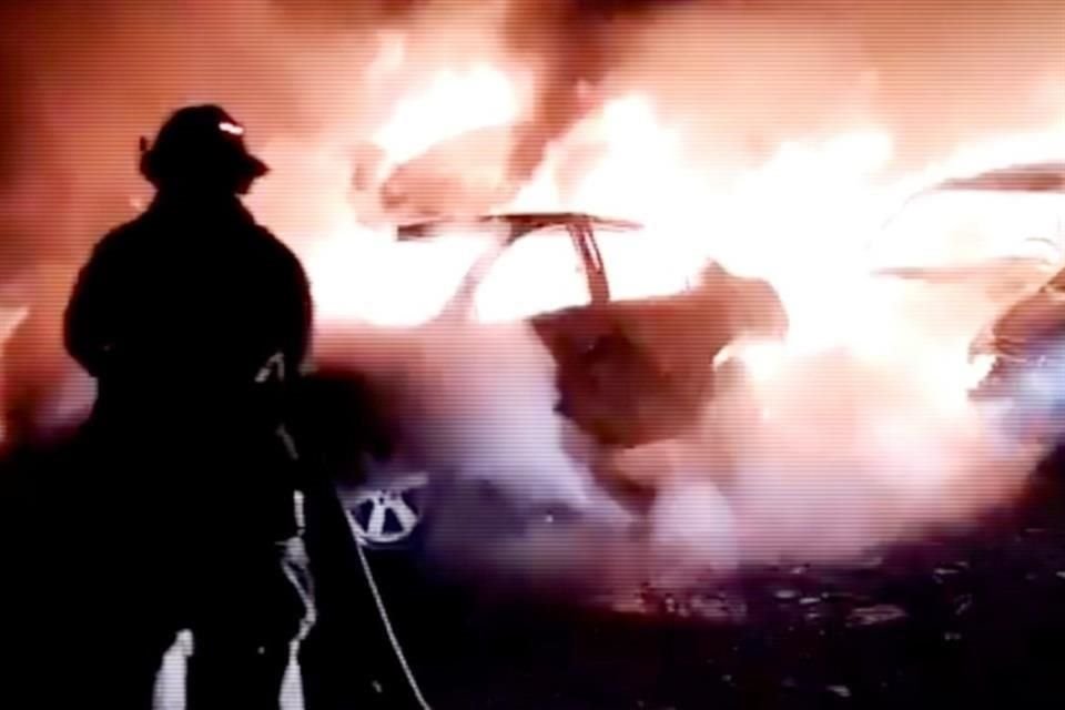Fue alrededor de las 4:50 horas cuando elementos de Bomberos Nuevo León recibieron la alerta sobre el siniestro.