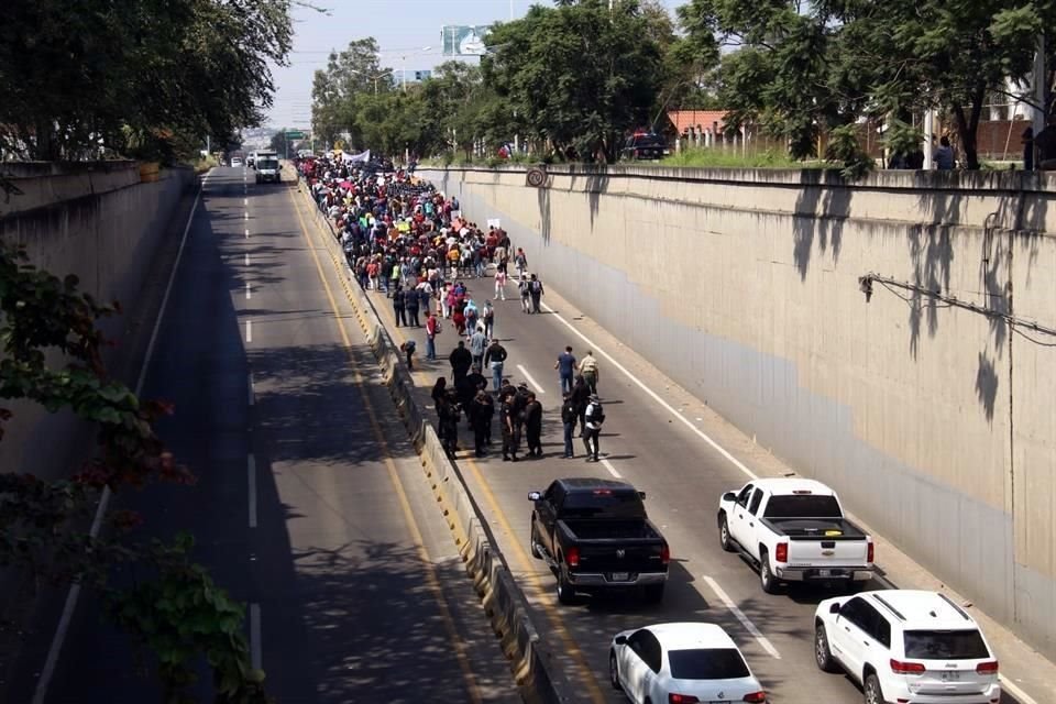 Ante el cierre del basurero Laureles, protestaron tomando Carretera a Zapotlanejo, rumbo a la Avenida Revolución.