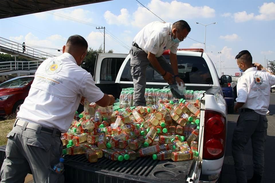 Los manifestantes recibieron bebidas y lonches durante el recorrido.