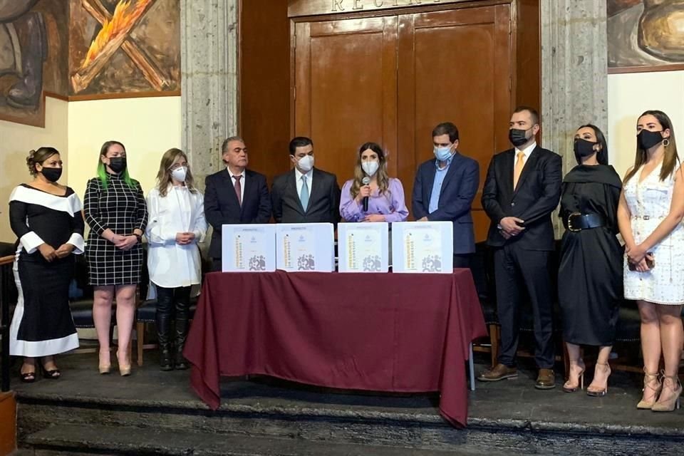 El Secretario de la Hacienda Pública del Estado, Juan Partida, entregó propuesta de paquete económico 2022 al Congreso local.