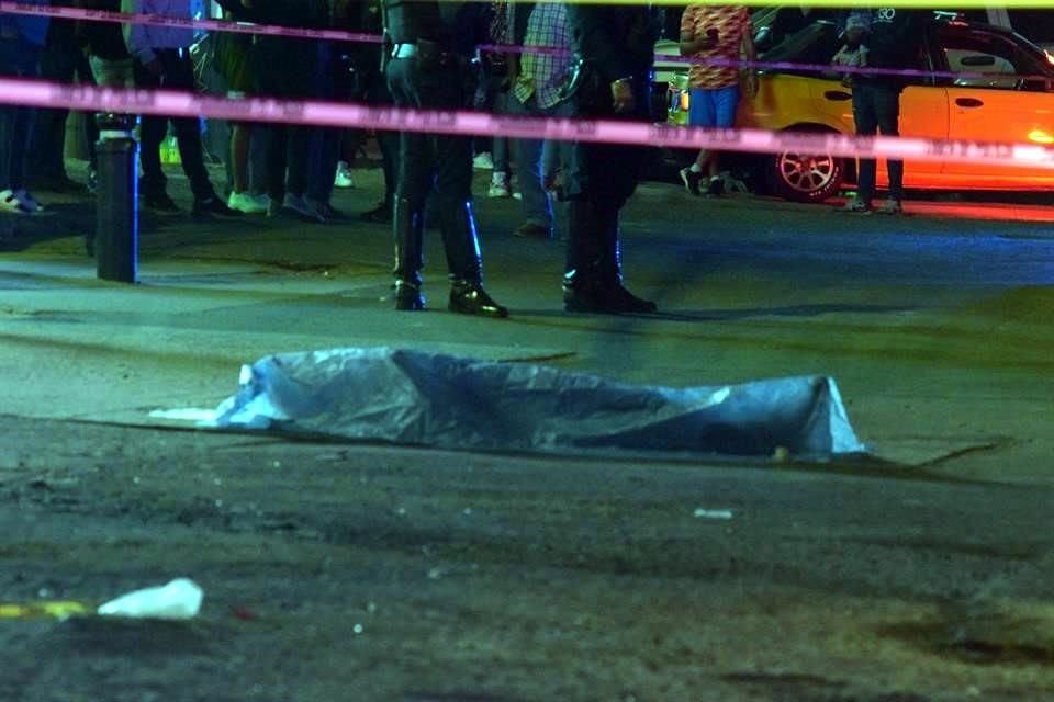 Un hombre fue asesinado y una mujer resultó lesionada de gravedad, en una doble agresión que se registró en la Colonia Crucero de la Mesa.