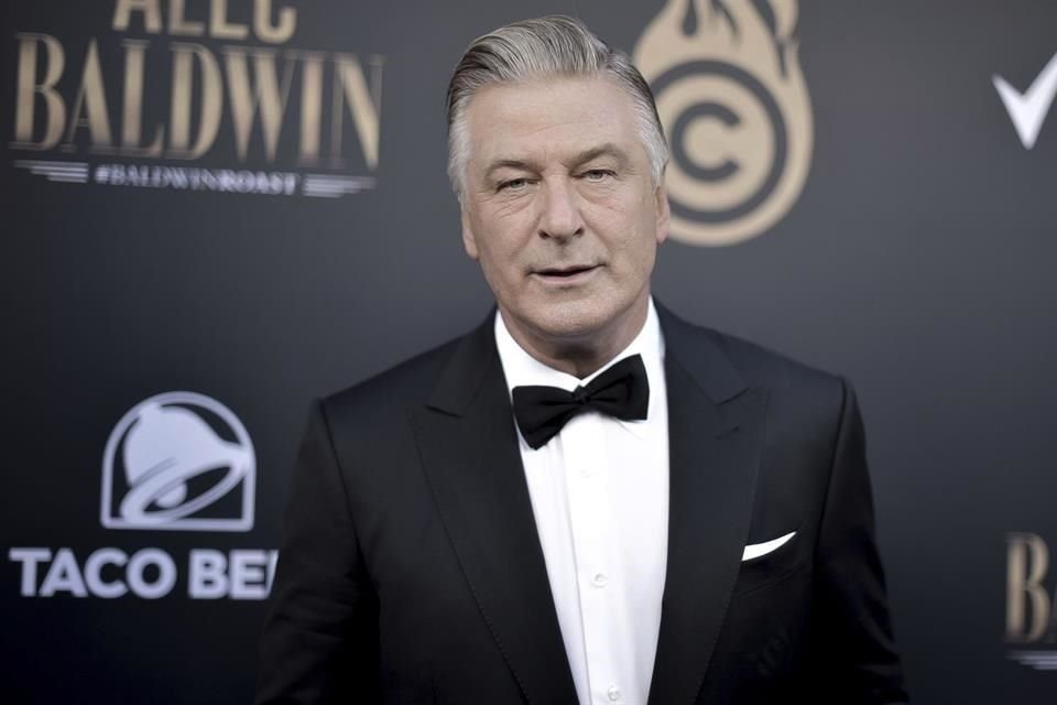 David Halls, el asistente de dirección que le entregó el arma cargada a Alec Baldwin, está 'devastado' por la muerte de Halyna Hutchins.