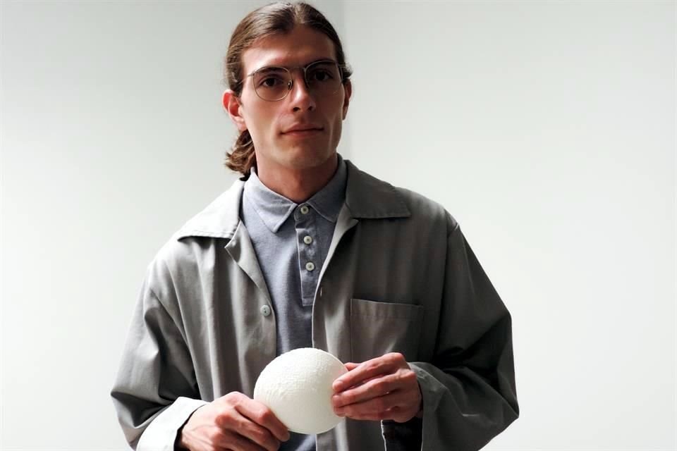 Érik Adrián Muñoz Arellano es un jalisciense que desarrolló la empresa Cali, dedicada a la creación de prótesis por impresión 3D desde hace cuatro años.
