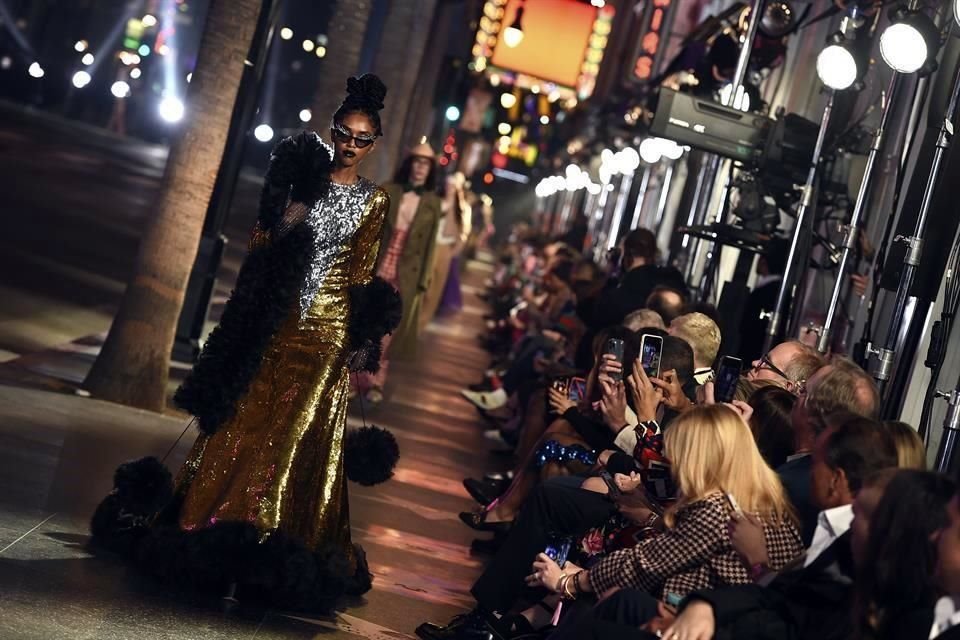 Estrellas como Jared Leto, Lizzo, Miley Cyrus y Salma Hayek participan en mega desfile de Gucci sobre el Paseo de la Fama de Hollywood.