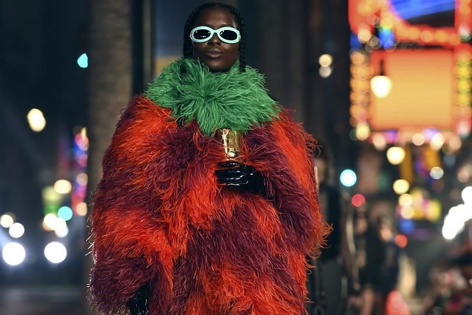 Estrellas como Jodie Turner-Smith (en foto) participaron en el mega desfile de Gucci sobre el Paseo de la Fama de Hollywood.