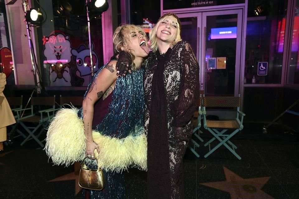 Estrellas como Miley Cyrus (izq.) y Billie Eilish (der.) participaron en el mega desfile de Gucci sobre el Paseo de la Fama de Hollywood.