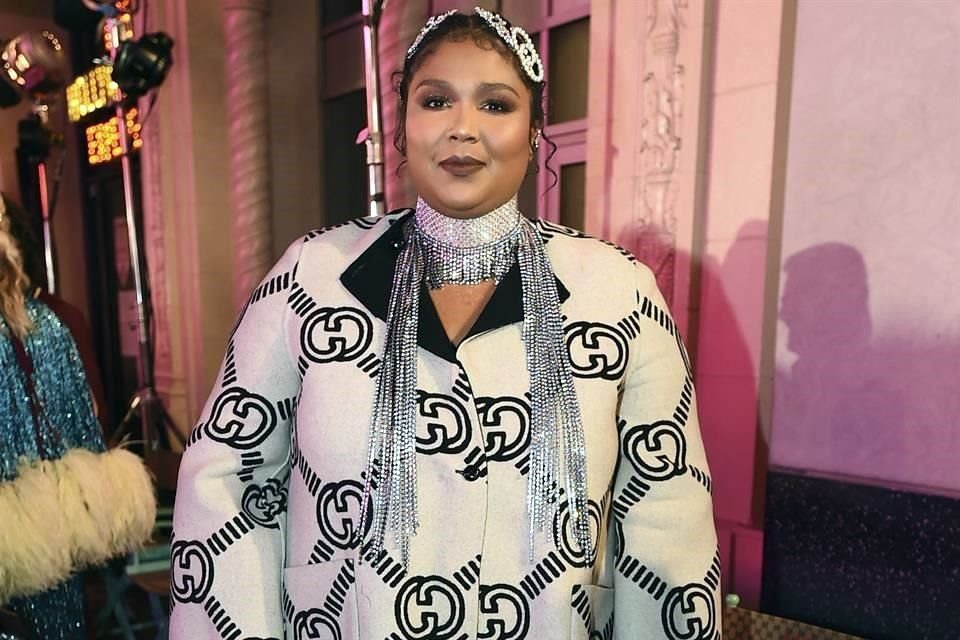 Estrellas como Lizzo (en foto) participaron en el mega desfile de Gucci sobre el Paseo de la Fama de Hollywood.