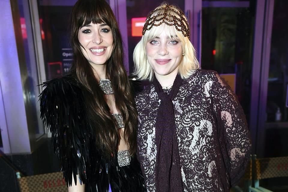 Estrellas como Dakota Johnson (izq.) y Billie Eilish (der.) participaron en el mega desfile de Gucci sobre el Paseo de la Fama de Hollywood.