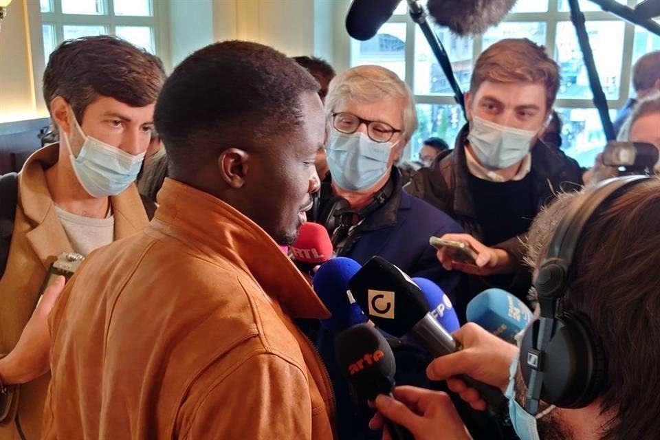 Mohamed Mbougar Sarr durante la conferencia de prensa en la que se dio a conocer el fallo del premio.