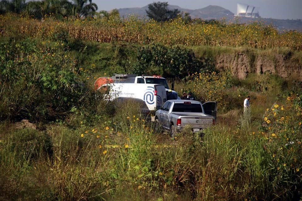 Cerca de las 16:00 horas acudieron bomberos para sacar el cadáver del agua.