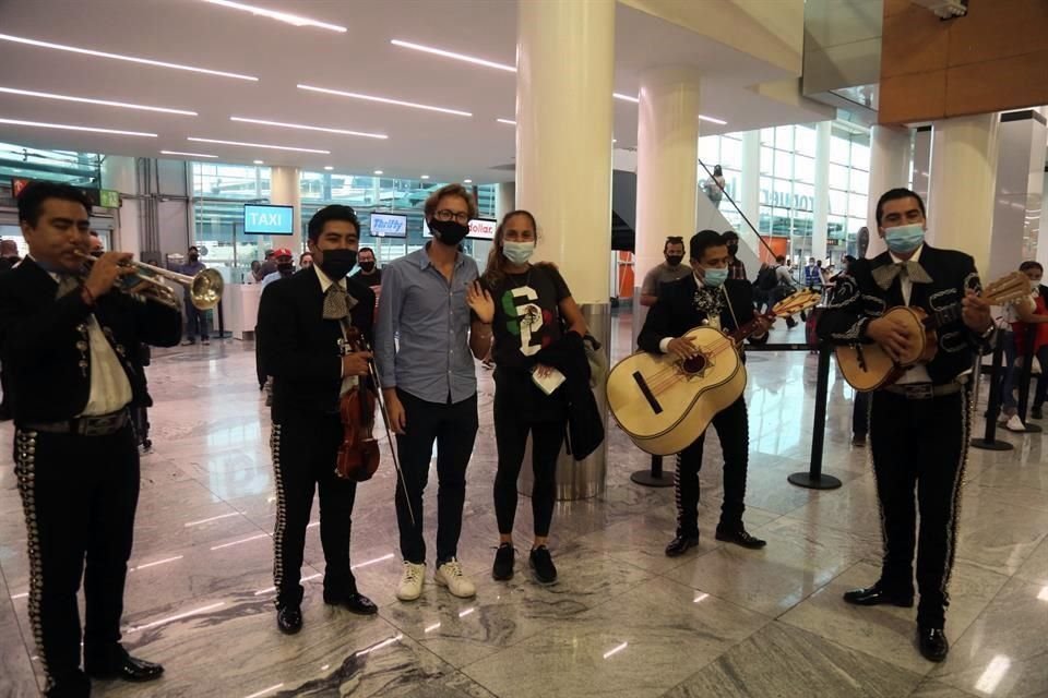 Giuliana Olmos fue recibida por mariachi en el Aeropuerto Internacional de Guadalajara.