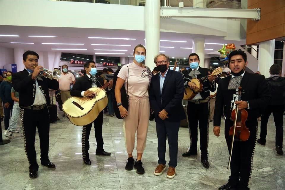 Aryna Sabalenka se sonrojó por el recibimiento con mariachi en el Aeropuerto de Guadalakara.