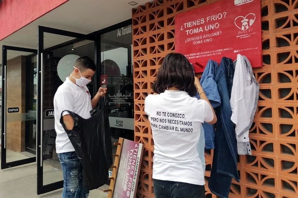 En los percheros hay abrigos para las personas en situación de calle.