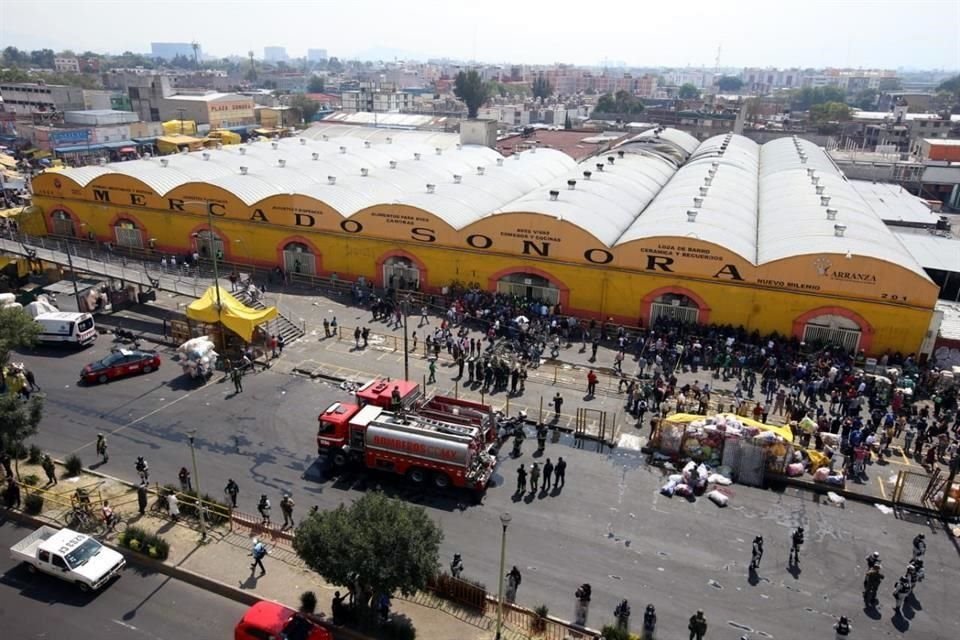 Bomberos informaron que el incendio se encuentra completamente extinguido y realizan labores de remoción y enfriamiento del lugar ubicado en la Colonia Merced Balbuena, Alcaldía Venustiano Carranza.