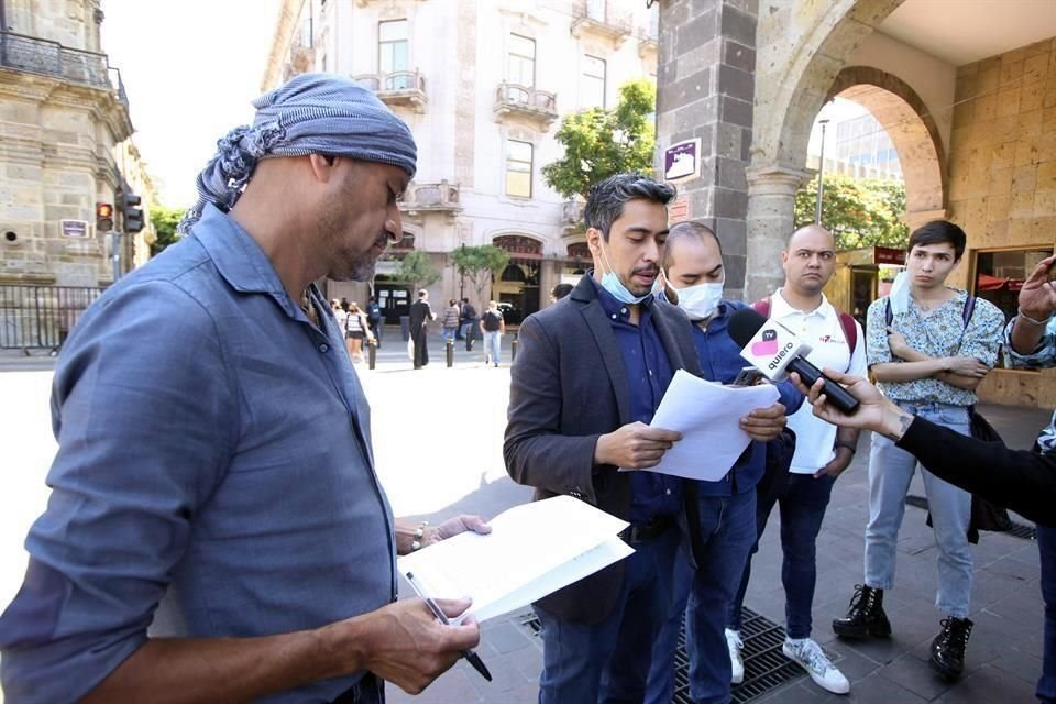 Activistas y asociaciones civiles de pacientes con VIH se reunieron afuera del Palacio de Gobierno para exhortar a múltiples dependencias estatales a dar atención al tema.