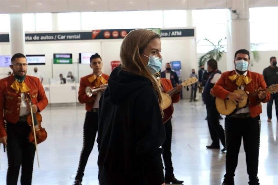 La tenista griega Maria Sakkari llega al aeropuerto de Guadalajara para disputar el AKRON WTA Finals.
