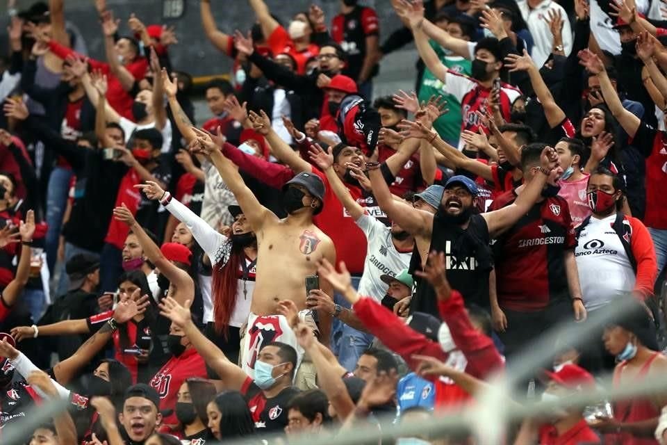 Como es costumbre, la afición rojinegra vivió el encuentro a flor de piel.