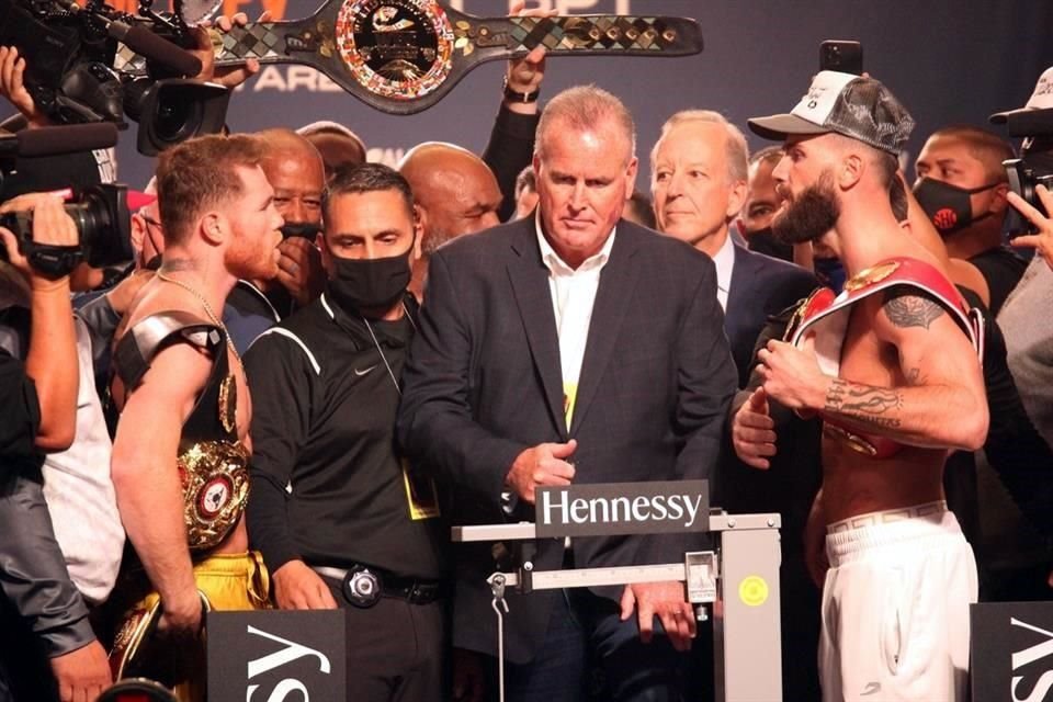 Saúl Álvarez y Caleb Plant libraron sin problemas la báscula.