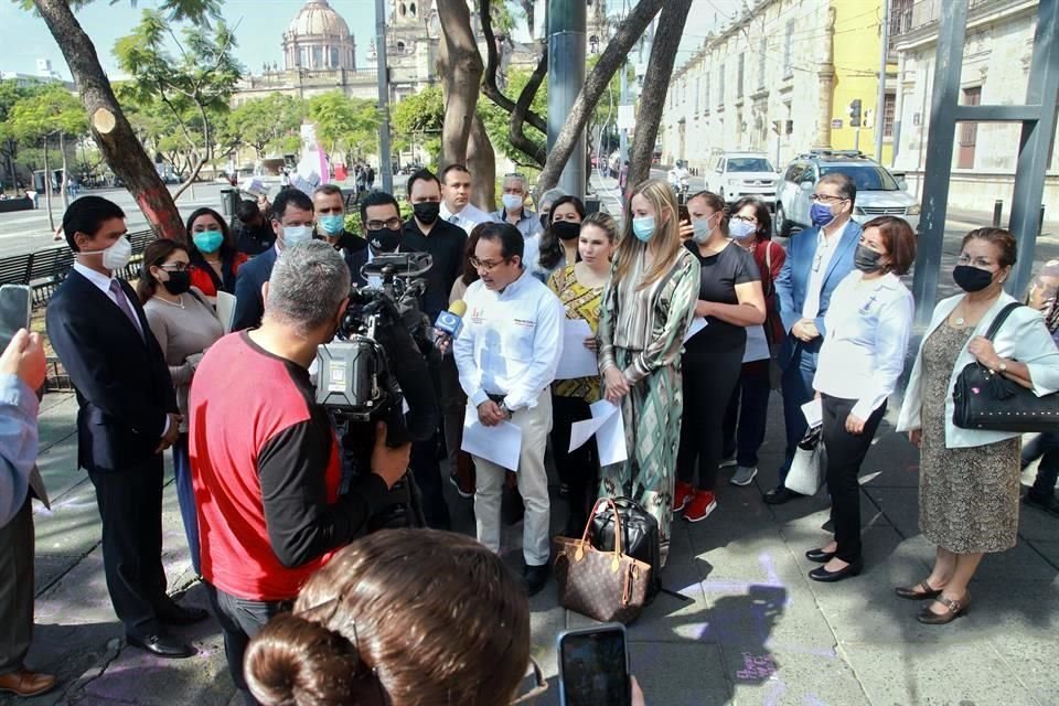 Encabezados por su presidente Rodrigo Iván Cortés, integrantes del Frente Nacional acudieron este viernes al Congreso local para promover la iniciativa de ley.