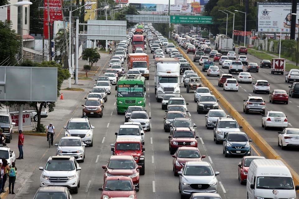 En el día, el tránsito vehicular en la Avenida López Mateos Sur es tal, que prácticamente se convierte en un estacionamiento.
