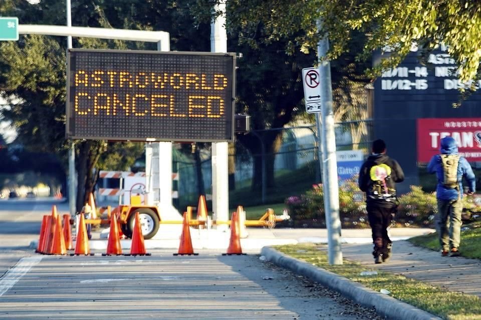 Tras el incidentes se colocaron letreros sobre la cancelación del festival para sus próximos días.