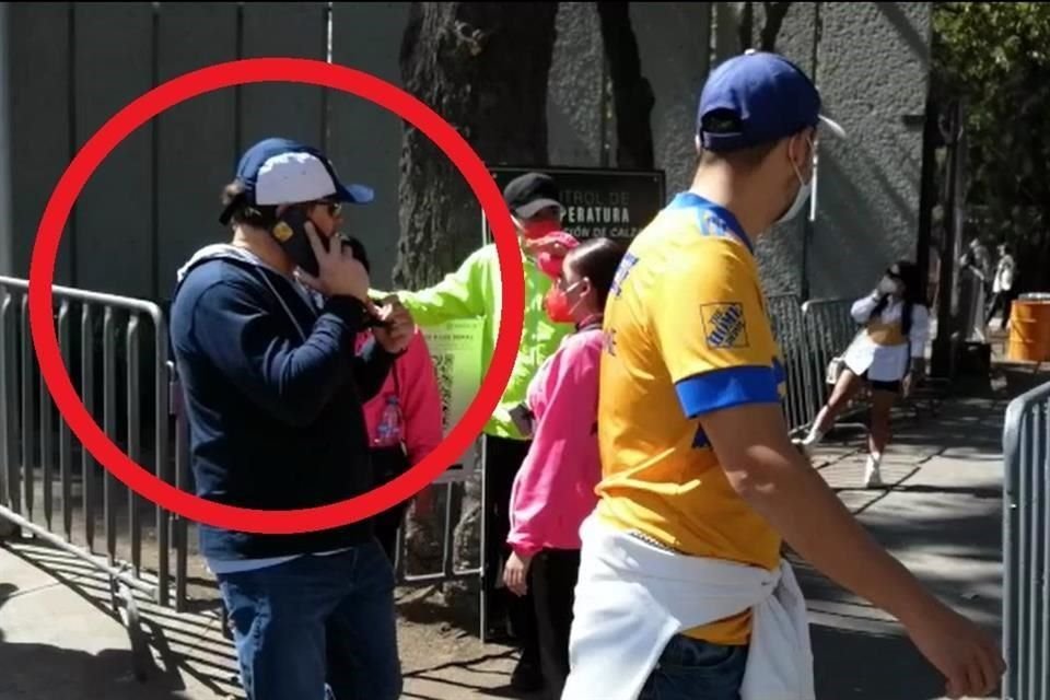 El sujeto señalado en el círculo llegó a un arreglo para ahorrarse la fila de entrada.