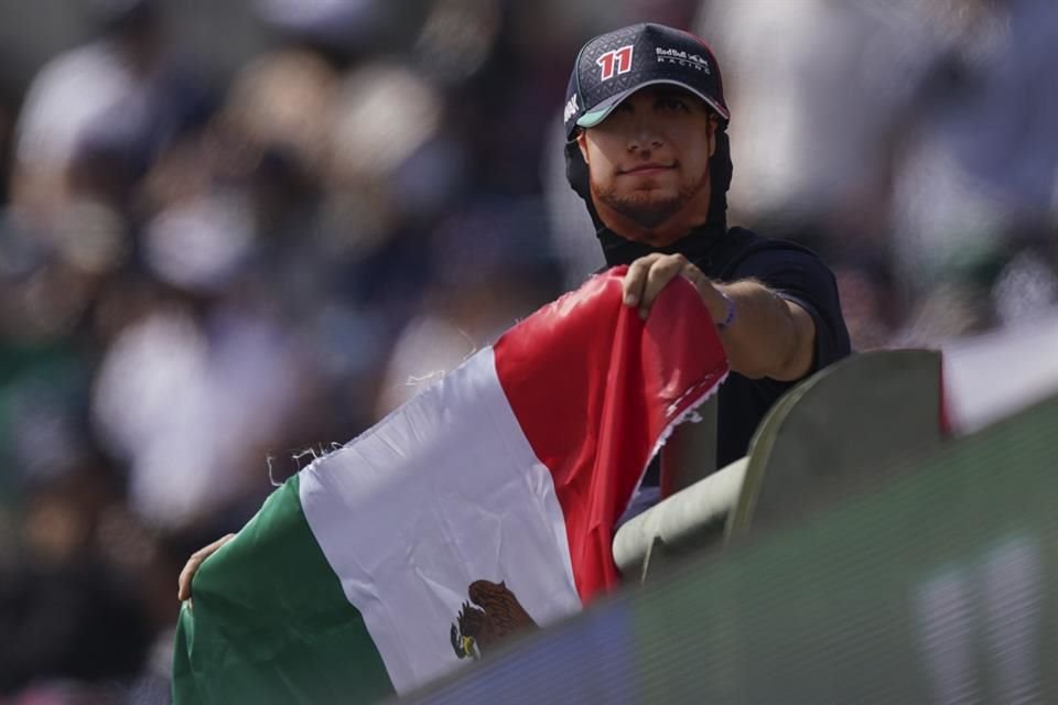 El apoyo incondicional para el piloto mexicano en las tribunas.