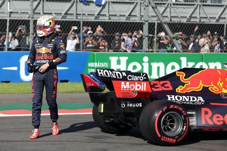 Max Verstappen va con todo el domingo.