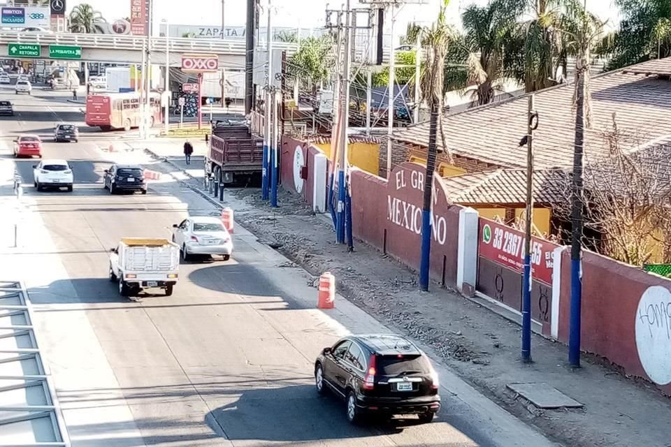 Sobre el Periférico esquina Privada Ixtépete, a una cuadra de Mariano Otero, fue retirada completamente la banqueta y colocados algunos conos naranjas para delimitar el camino peatonal.