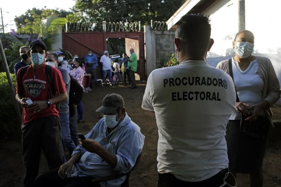 Personas hacen fila este domingo en una urna electoral de la capital de Nicaragua, Managua.