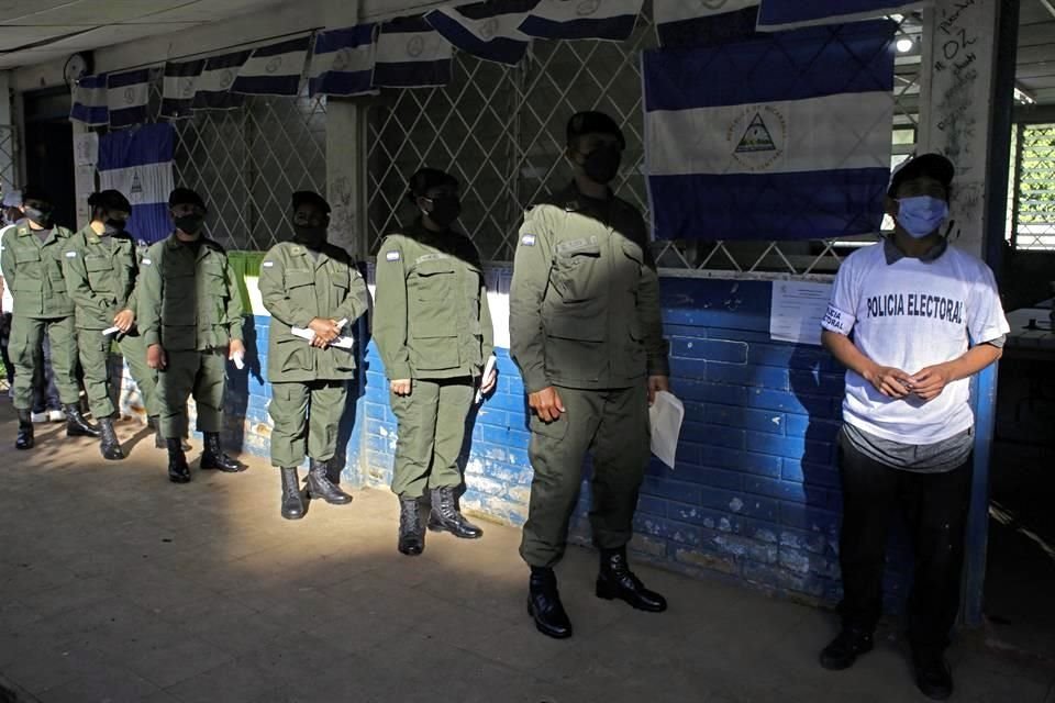 Miembros del Ejército formados para emitir su voto en Nicaragua.