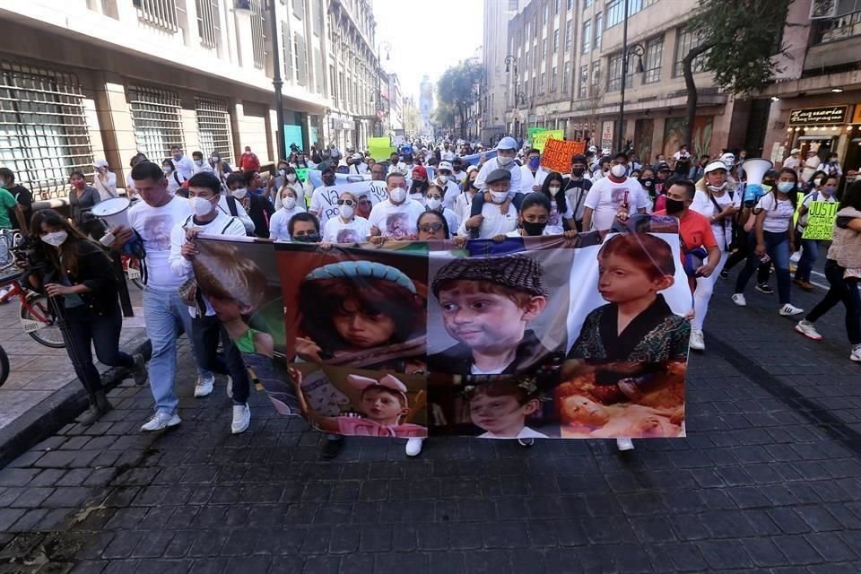 Poco más de un centenar de personas marcharon este domingo en la Ciudad de México para pedir justicia por la muerte de Octavio Ocaña.