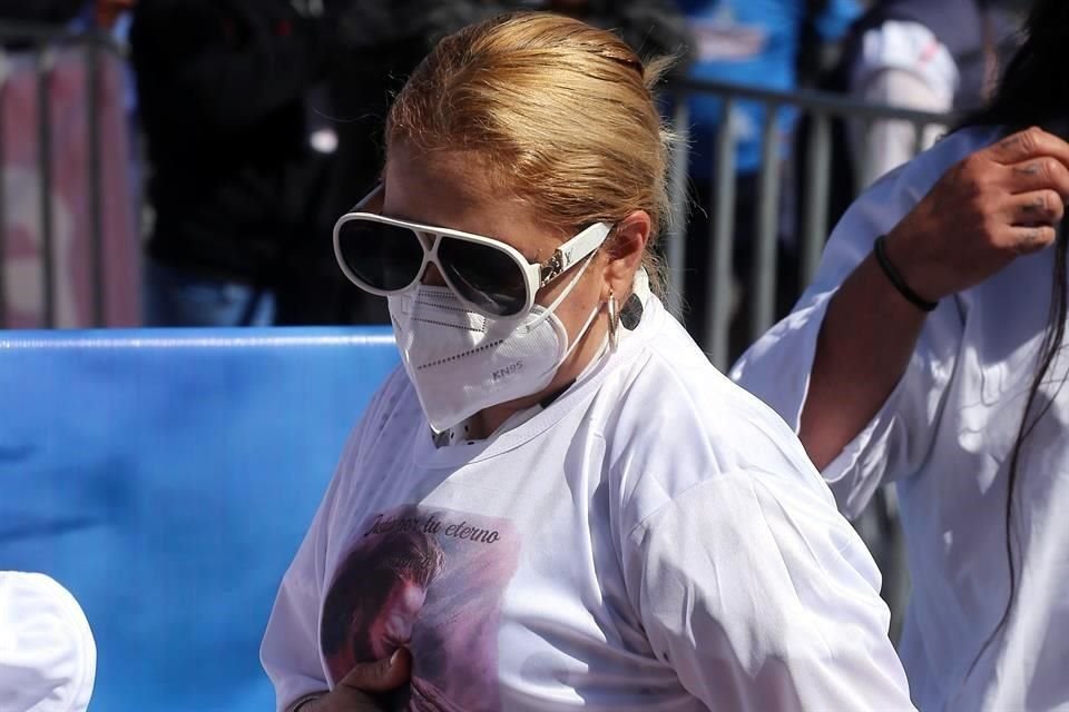 Poco más de un centenar de personas marcharon este domingo en la Ciudad de México para pedir justicia por la muerte de Octavio Ocaña. Su mamá (en foto), lideró el contingente.