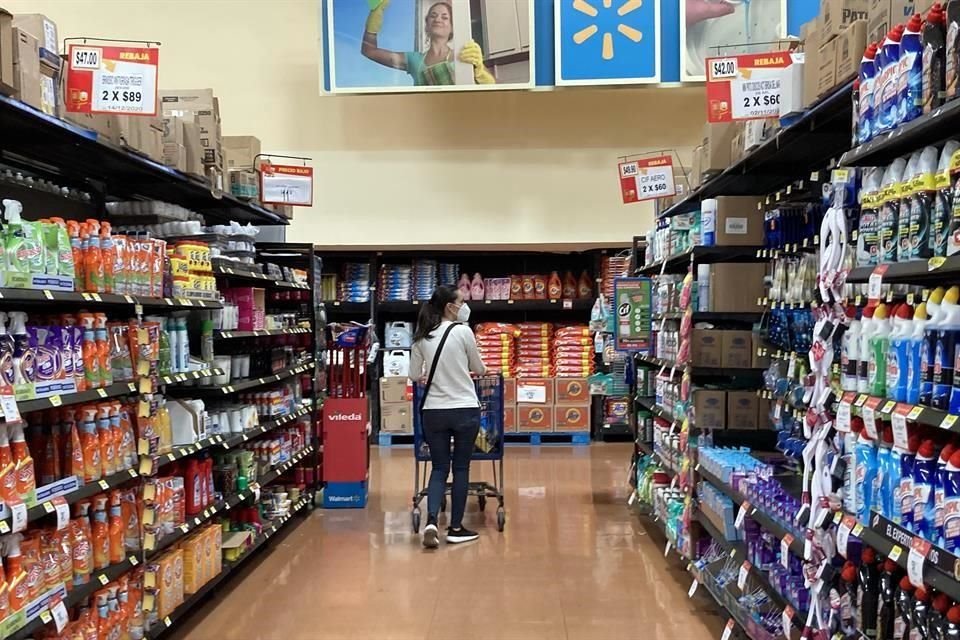 Por tercera ocasión, la cadena de autoservicio Walmart y el resto de sus tiendas comerciales como Bodega Aurrerá Sam's Club y Walmart Express, adelantaron sus ofertas y promociones.