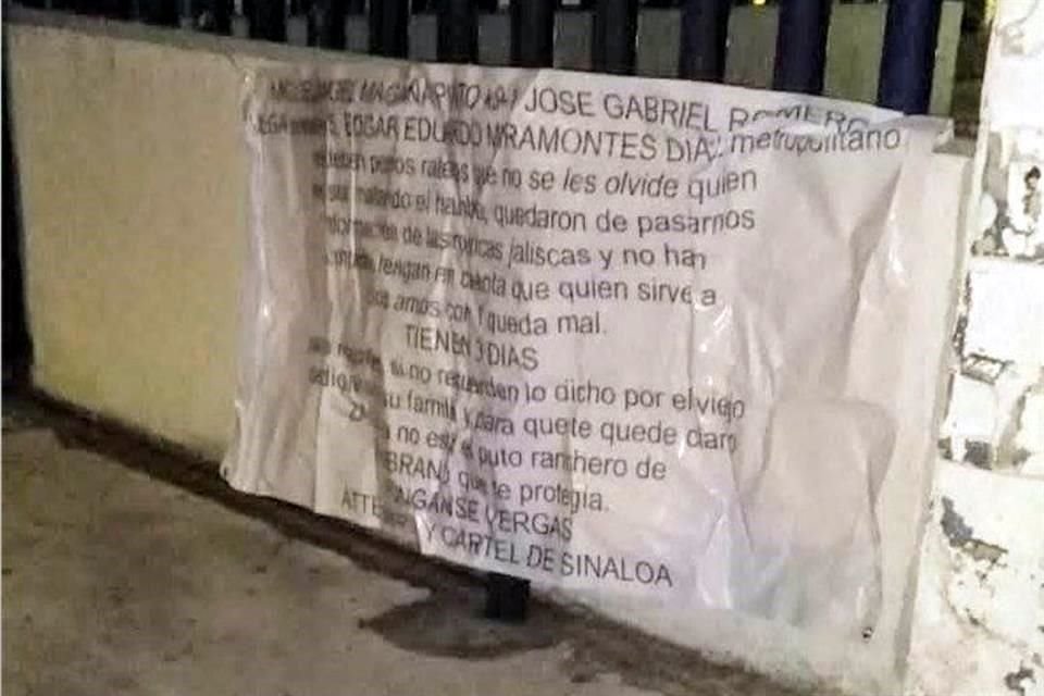 Una lona con un mensaje amenazante para policías de Guadalajara fue localizada la madrugada de este lunes en calles de la Colonia El Mirador, en la Perla Tapatía.