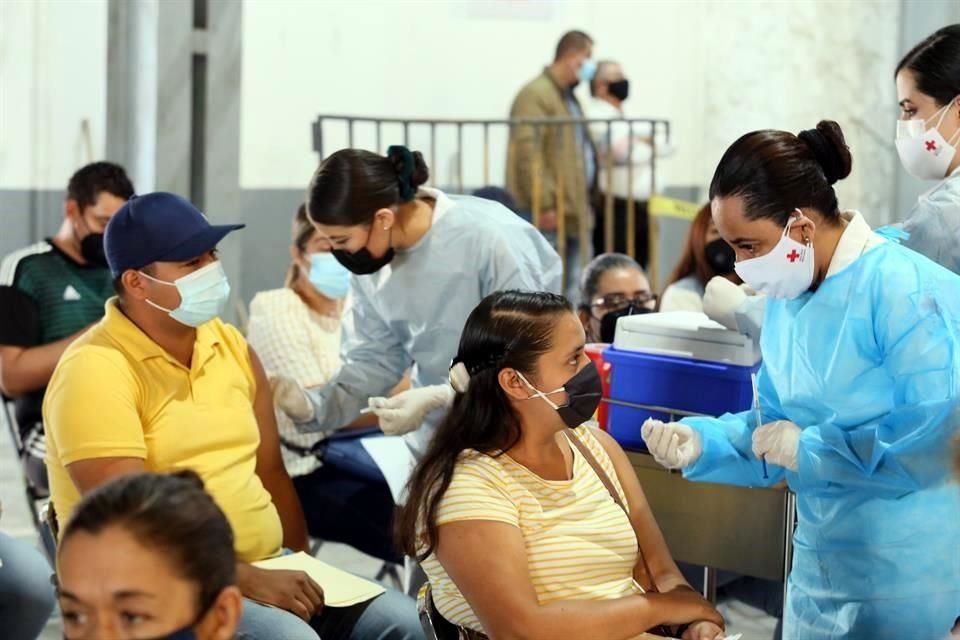 Gobierno de Jalisco pide a la Federación que personal docente que recibió vacuna CanSino obtenga refuerzo, aunque sea de otro laboratorio.