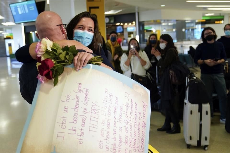 Personas en el aeropuerto de Newark, Nueva Jersey, aplauden a MaKensi Kastl y a su novio quienes no se habían visto por más de un año.