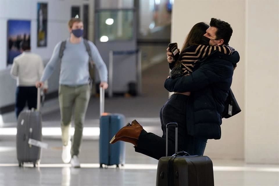 Natalia Abrahao es levantada por su novio Mark Ogertsehnig cuando se reencuentran en el aeropuerto de Newark.