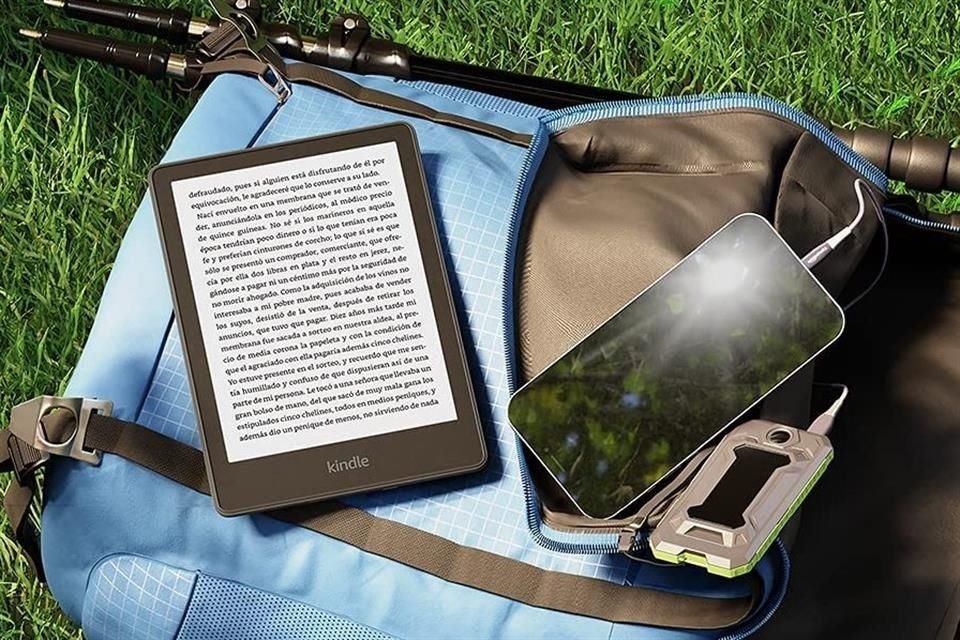 El renovado Kindle Paperwhite presenta una pantalla más grande de 6.8 pulgadas, con una nueva luz cálida ajustable de blanco a ámbar o con la facilidad de programar el cambio de luz.