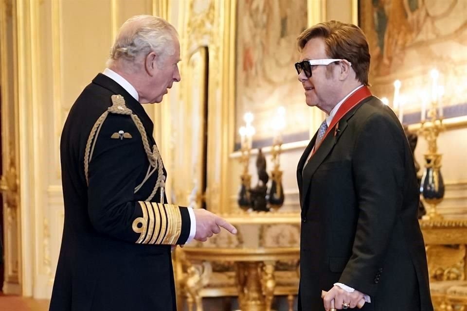 Elton John recibe premio del Príncipe Carlos.