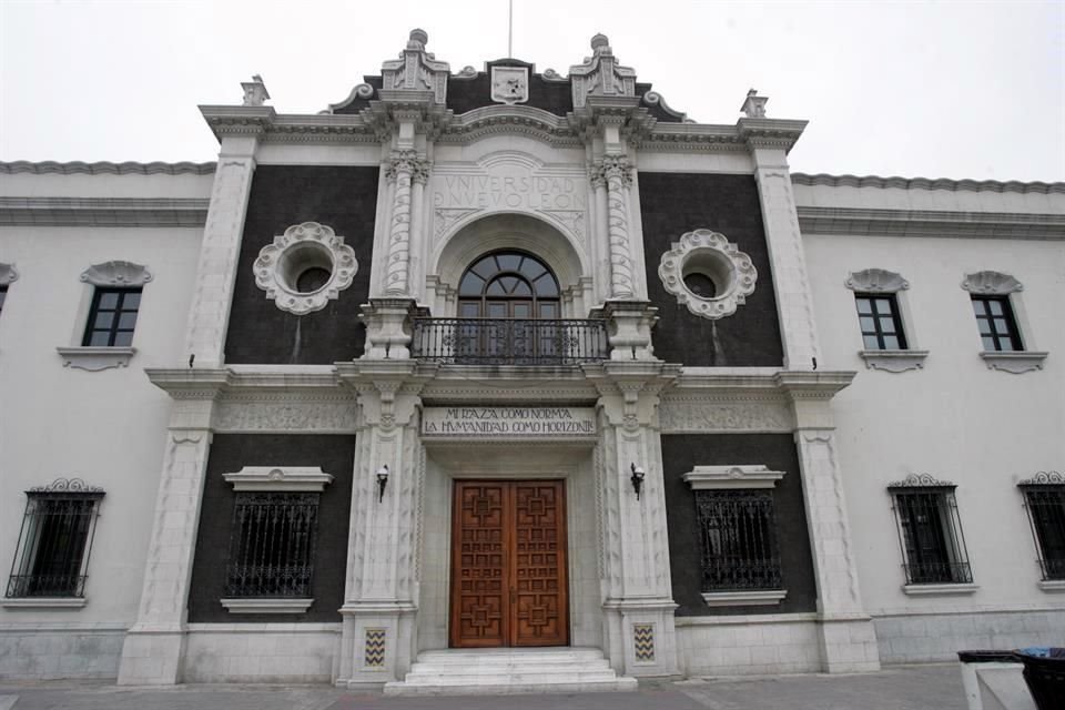 Su construcción inició en 1794 por orden del Obispo Andrés de Llanos y Valdés y la idea es que fuera el Hospital de Pobres de Nuestra Señora del Rosario.