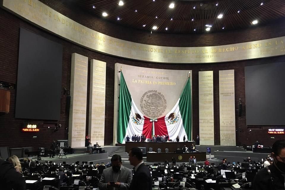 Con 274 votos a favor y 219 en contra, Cámara de Diputados avaló en lo general dictamen de PEF 2022; iniciarán discusión reservas mañana.