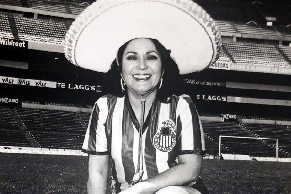 Carmen Salinas es aficionada de las Chivas desde 1957, en la época más laureada del Guadalajara.