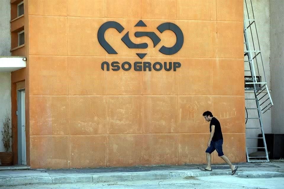 Un hombre camina cerca de unas oficinas de NSO Group, la empresa que produce el software Pegasus, en Israel.