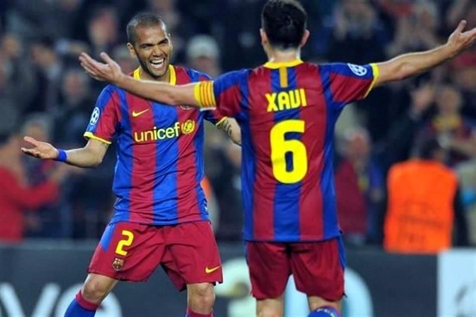 Alves y Xavi se reencuentran en el Barcelona, ahora como entrenador y pupilo.