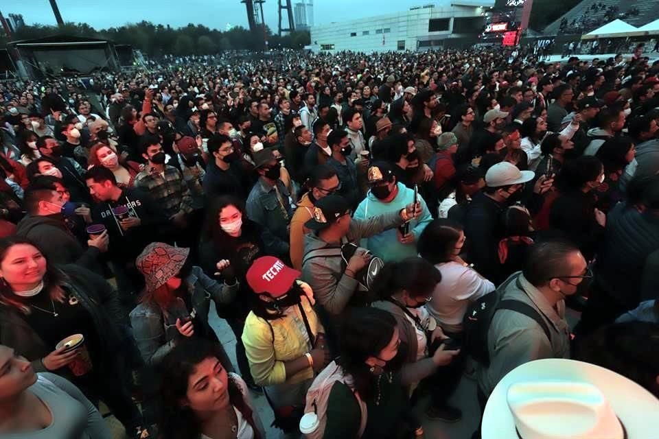 El frío no ha impedido a los asistentes de Pa'l Norte de disfrutar de la música en el segundo día del festival.